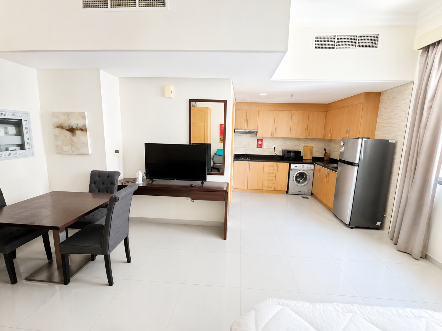 Modern Studio | Spacious Layout | Lincoln Park B