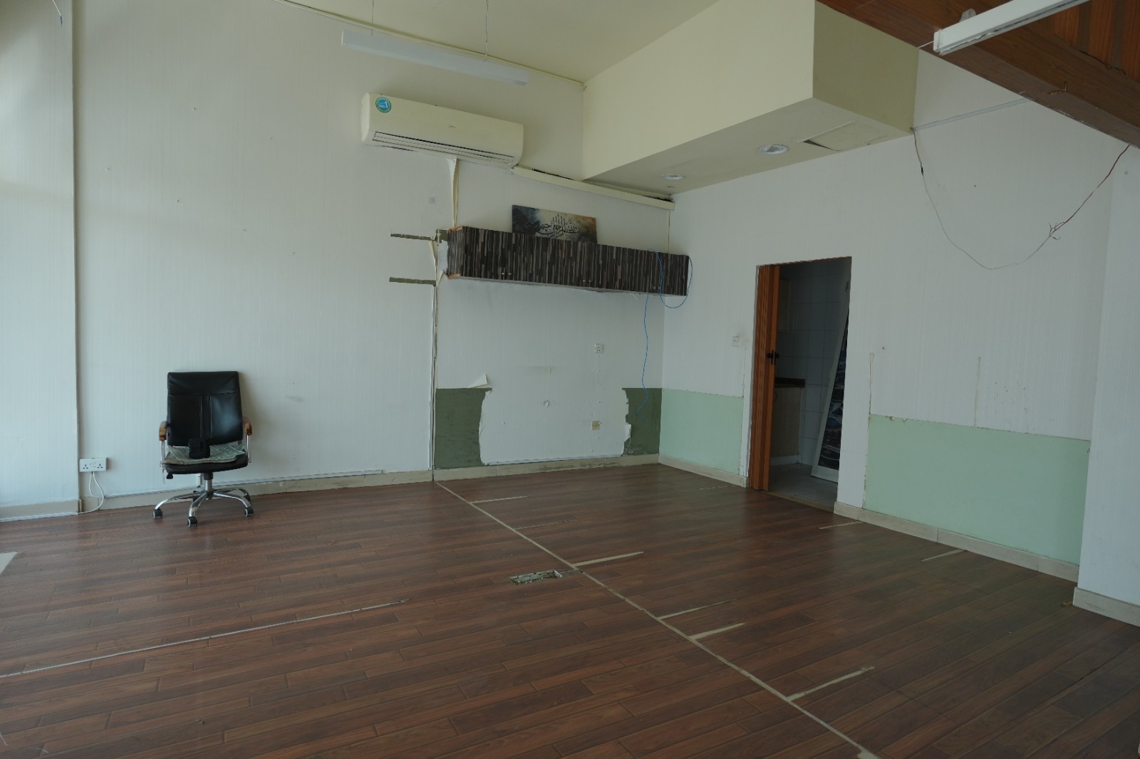 Corner Shop | Prime Location | Spacious Layout