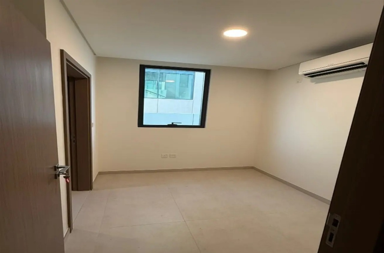 BRAND NEW | MAIDS | CLOSE TO PARK