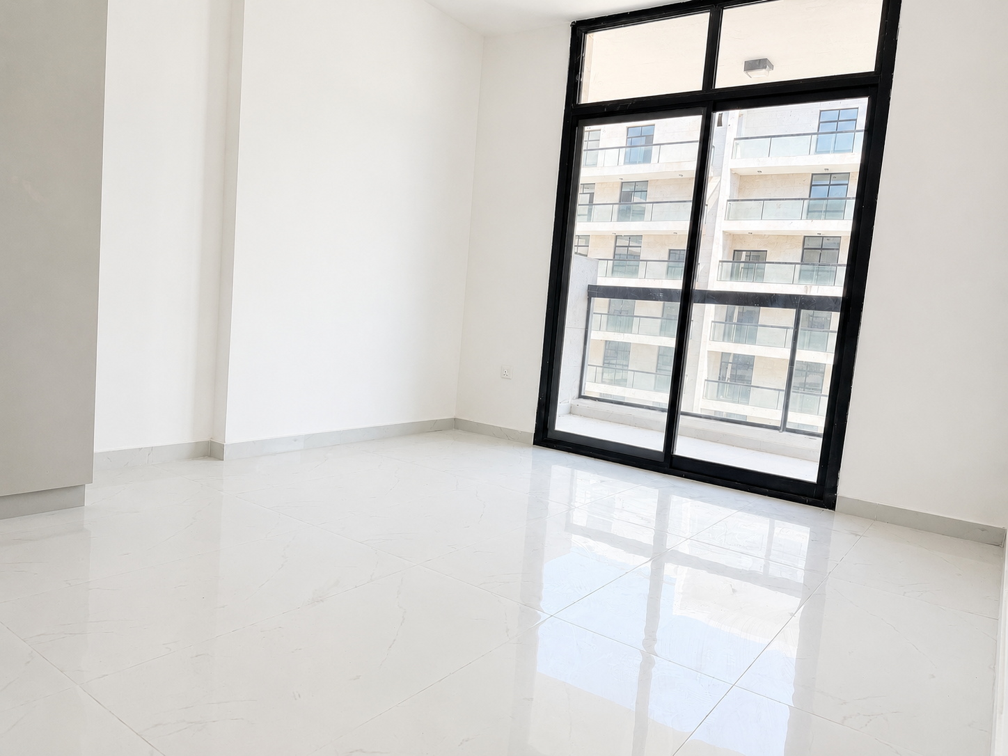 4 Cheques | Pool view | High Floor | Vacant