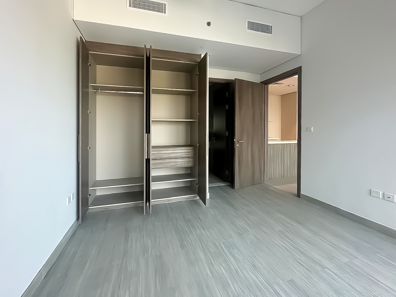 Elegant 1BR Apartment | Full Burj Khalifa View | 2 Bathrooms
