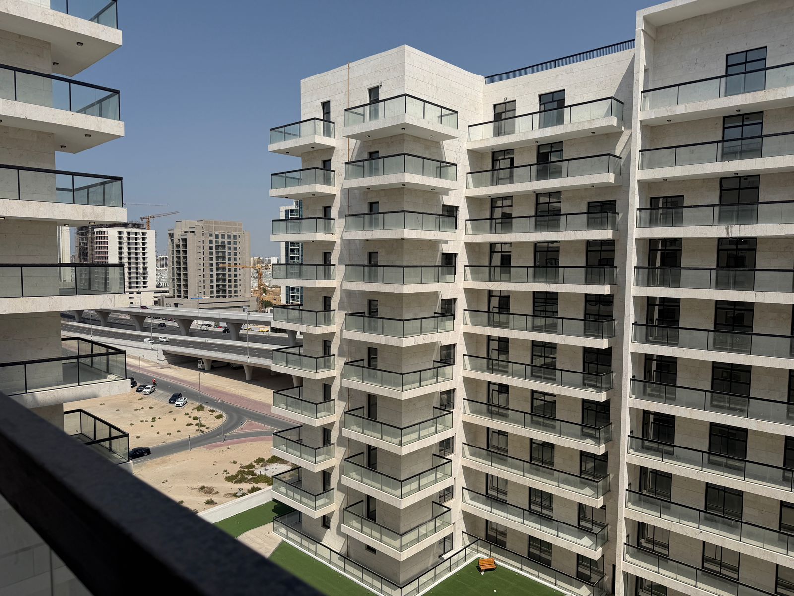 Kitchen with Appliances | Pool view | High Floor | Vacant