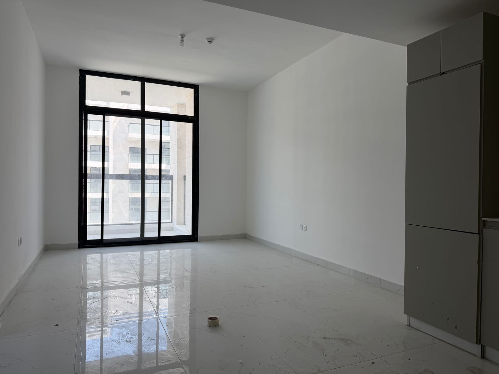 Kitchen with Appliances | Pool view | High Floor | Vacant